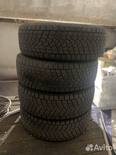 Bridgestone Blizzak DM-Z3 215/60 R17