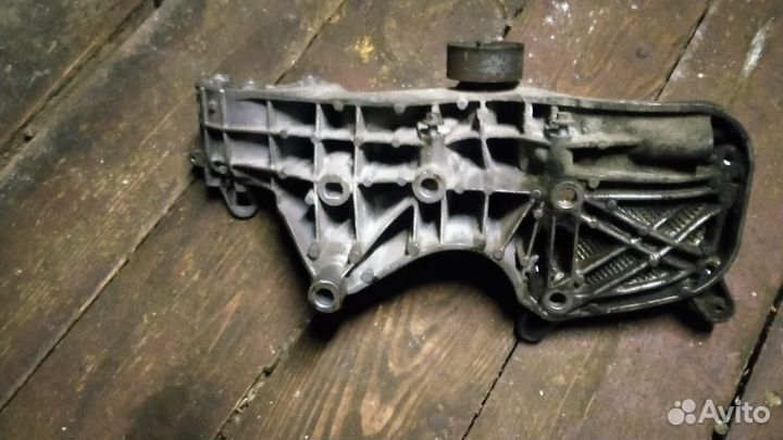 Кронштейн генератора Renault Logan