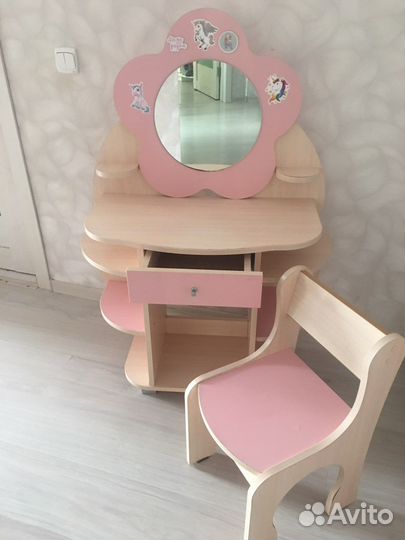 Детский туалетный столик