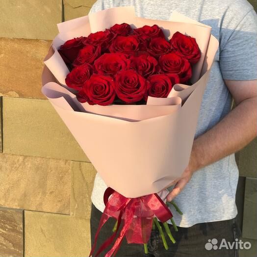 Букет высоких красных роз