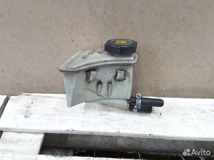 Бачок гидроусилителя на Ford Mondeo I