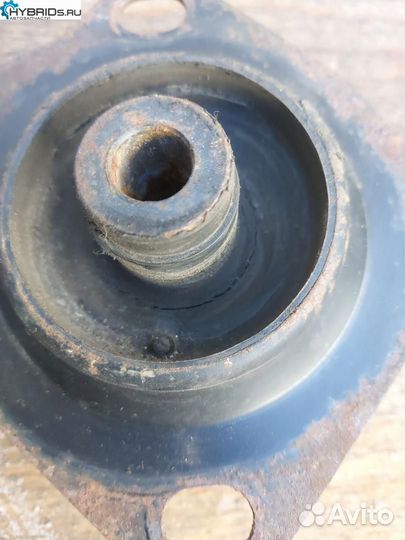 Подушка крепления двигателя левая Toyota Prius