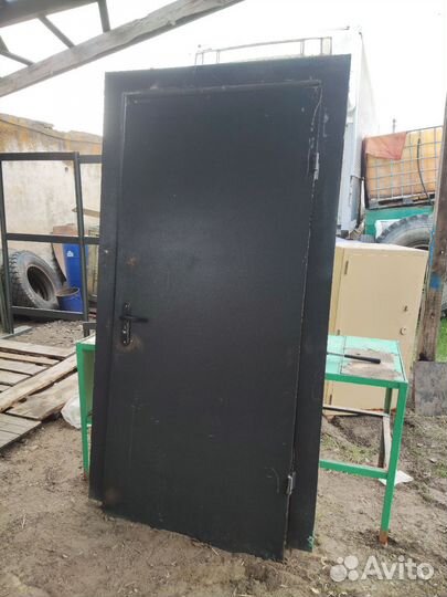 Дверь входная металлическая б/у