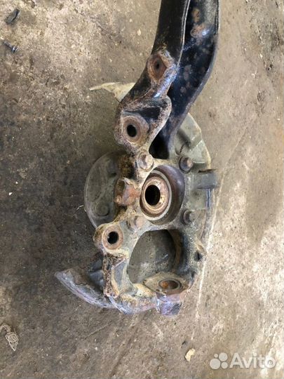 Кулак поворотный передний левый Land Rover Disco 3