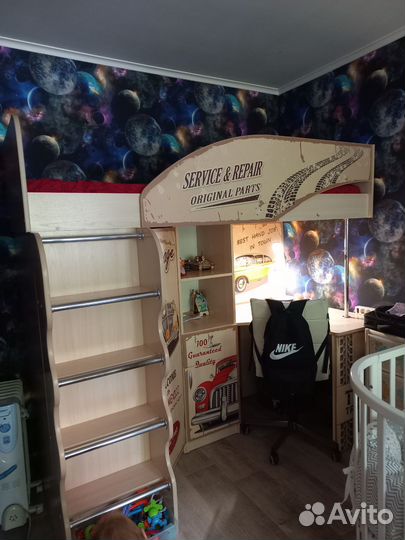 Кровать чердак со столом и шкафом