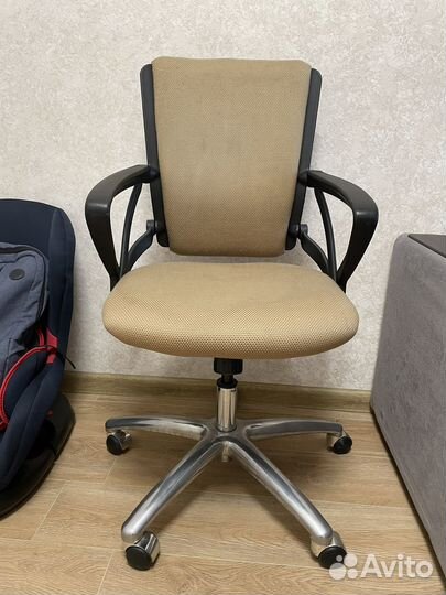 Офисное кресло