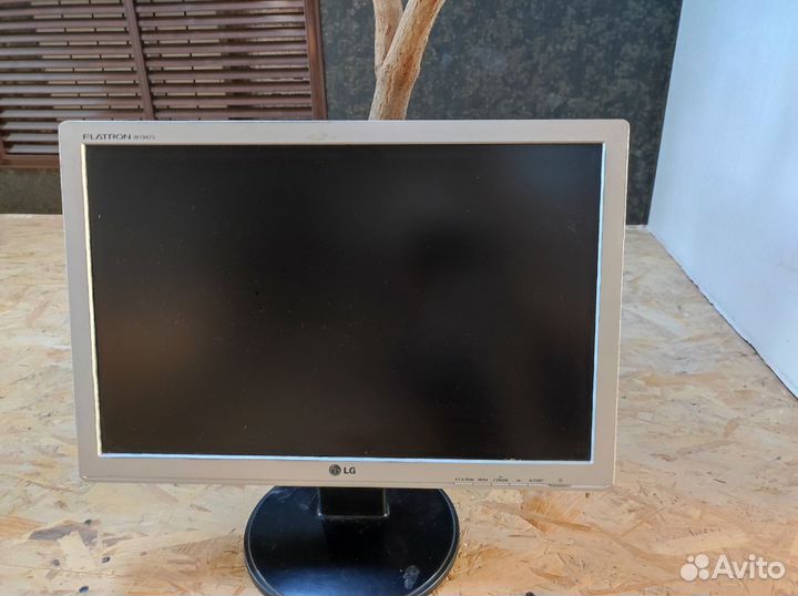 Монитор LG Flatron W1942S