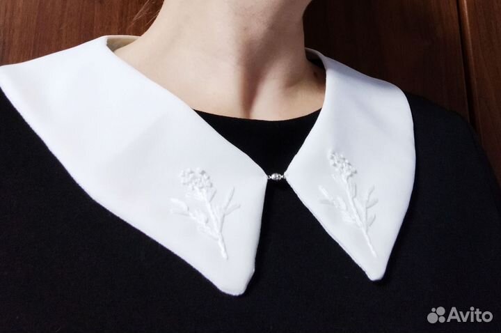 Съемный нарядный воротничок с вышивкой