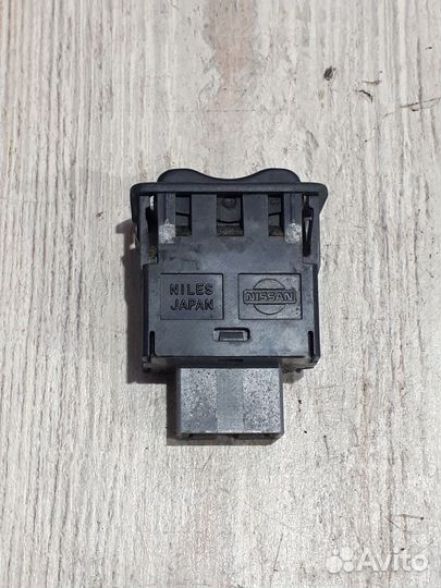 Кнопка блокировки салона Nissan primera P12