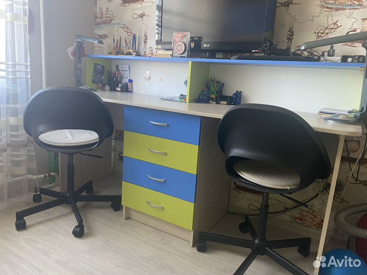 Детская двухярусная кровать со столом и шкафом