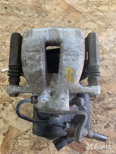 Суппорт задний правый Volkswagen Passat B6 седан