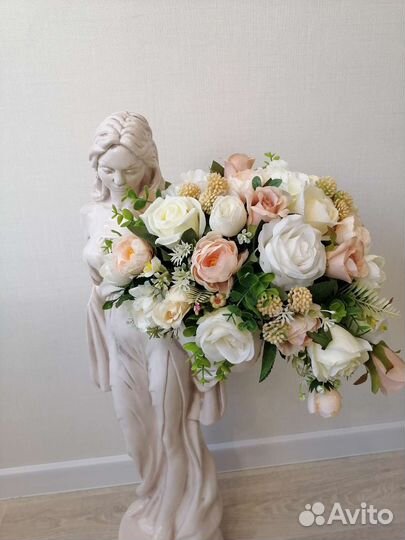 Девушка статуя с букетом