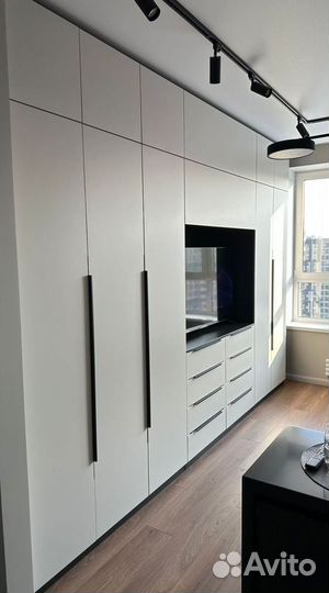 Шкаф встроенный распашной