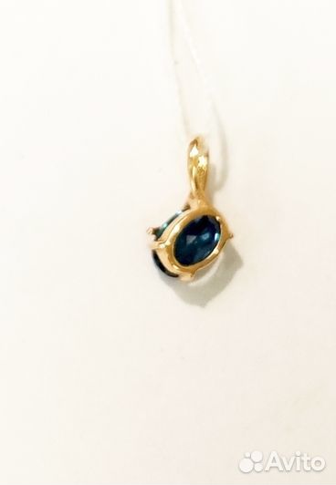 Золотая подвеска с камнем