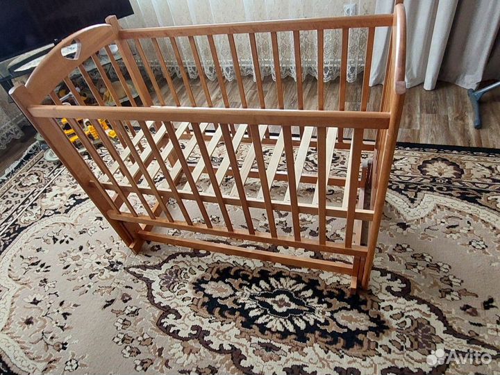 Детская кроватка с маятником