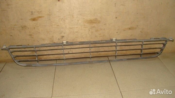 Решетка в бампер центральная Toyota Corolla (E150