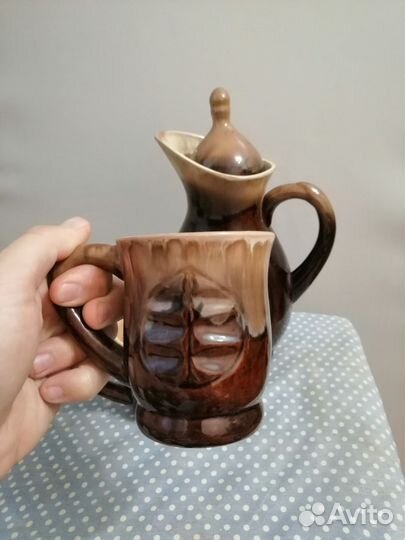 Кувшин глиняный с кружками