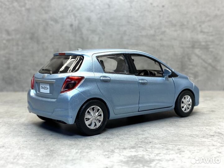 Коллекционная модель Toyota Yaris 1:32