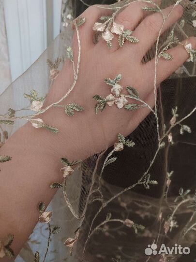 Ткань, вышивка на сетке