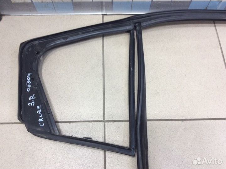 Уплотнитель стекла двери задний левый Chevrolet