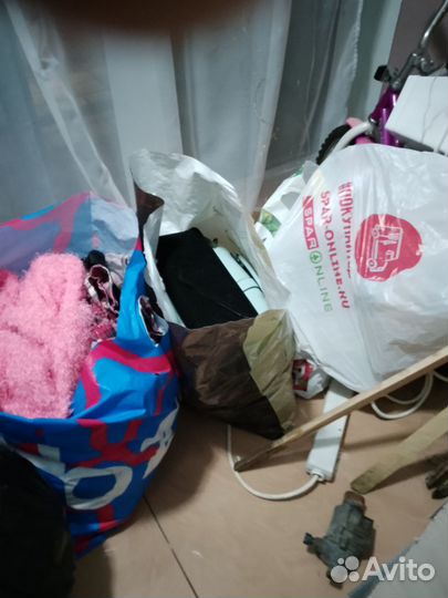 Отдам два пакета вещей женских