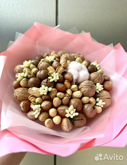 Букет из орехов