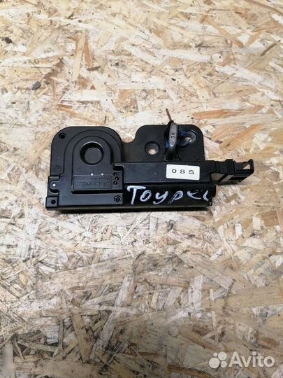 Ответная часть замка багажника Фольксваген Тоурег