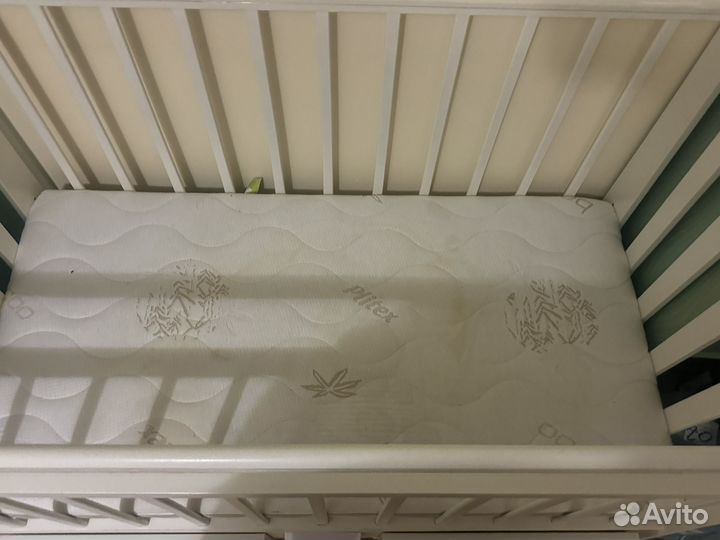 Детская кроватка с электронным маятником