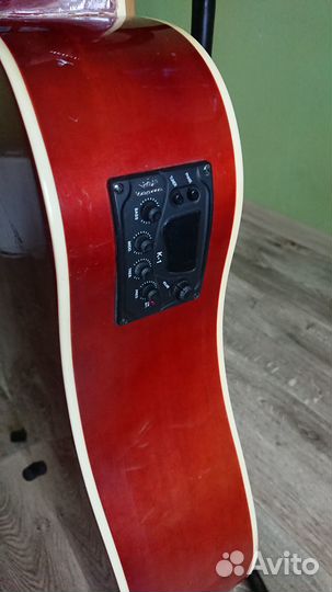 Полуакустическая гитара