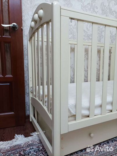 Детская кроватка с маятником и ящиком