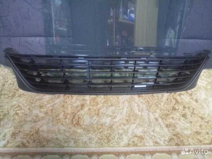 Решетка в бампер Renault Logan
