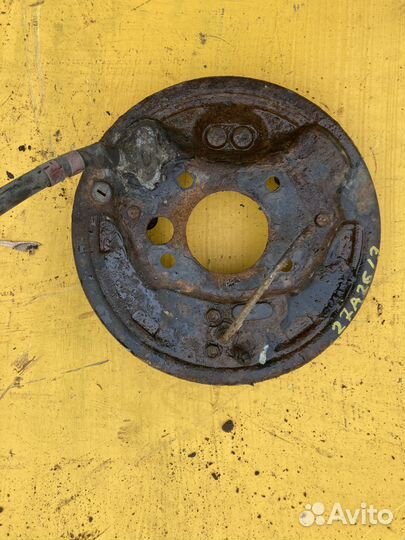 Щит опорный задний левый для Toyota Caldina ET196