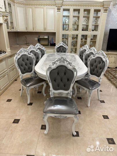 Кухонный стол и стулья новые