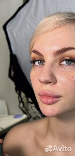 Модель на брови