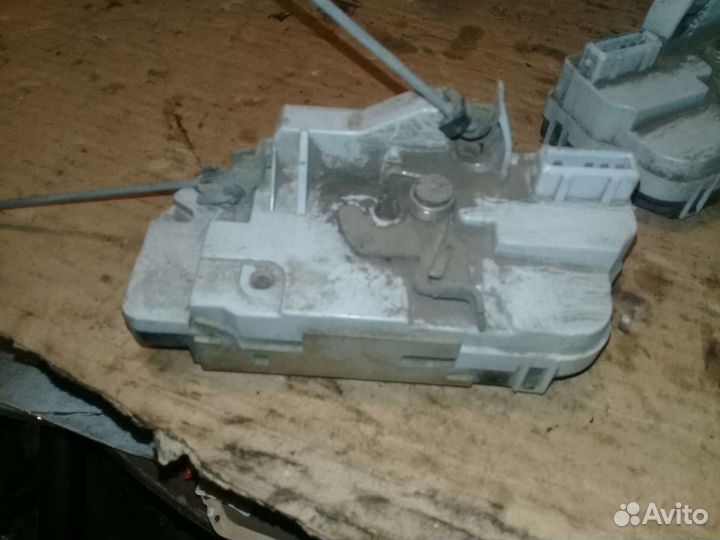 Замок задний двери Peugeot 206