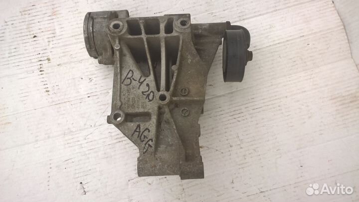 Кронштейн навесного оборудования на VW Пассат В-4