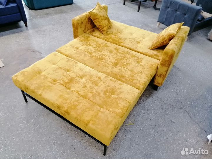 Маленький спальный диван с ящиком на ножках