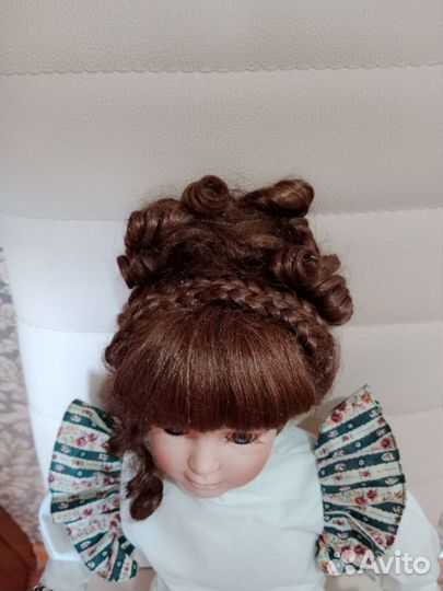 Кукла фарфоровая