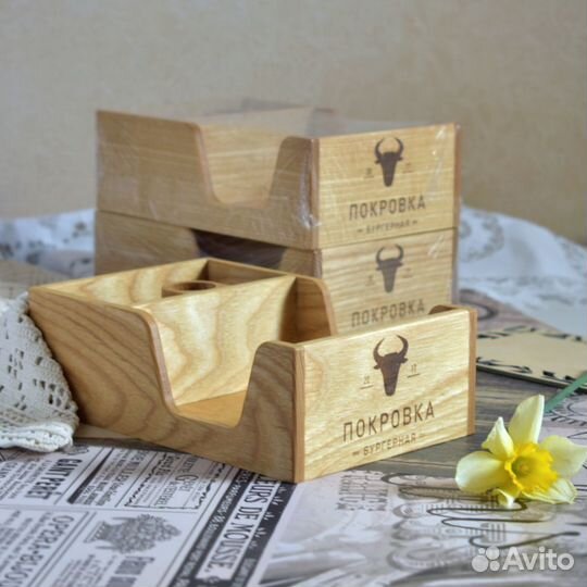 Деревянная салфетница с отделением для спецовниц