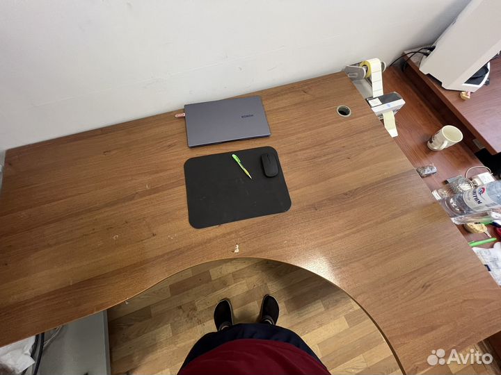 Продается офисный стол крепкий