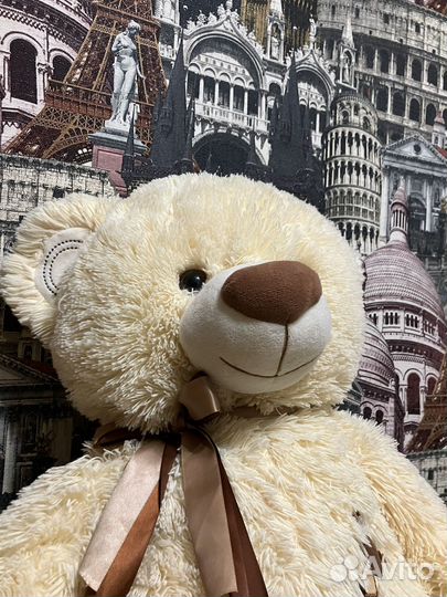 Большой плюшевый медведь