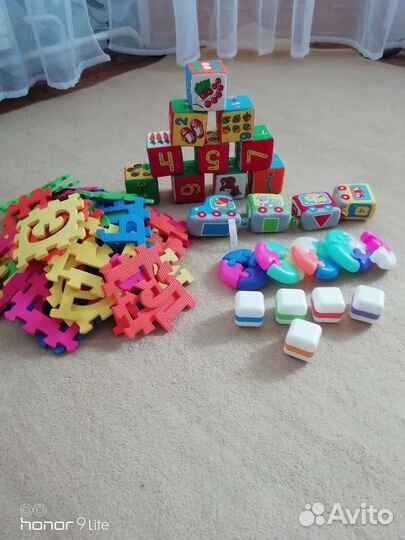 Развивающие игрушки для малышей пакетом