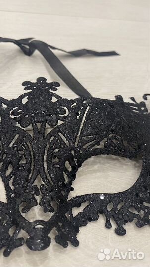 Маска новогодняя черная блестящая