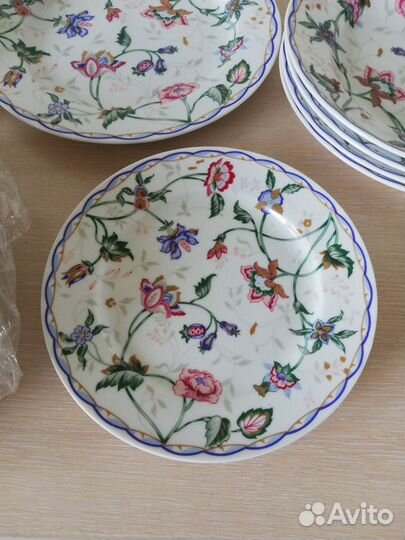 Тарелки с разным рисунком в наборе