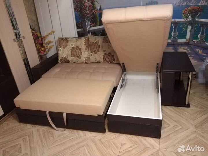 Два дивана пружинный со столиком