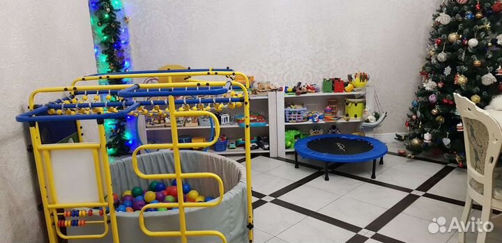 Няня для ребенка, детская площадка, детский сад