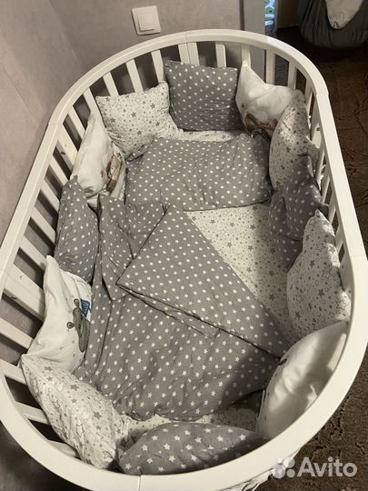 Детская кроватка с маятником белая