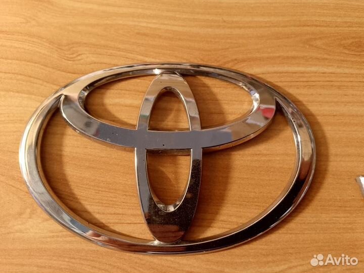 Эмблемы задней крышки багажника Toyota Yaris 1