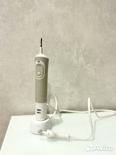 Эектрическая зубная щетка Oral-B бронь