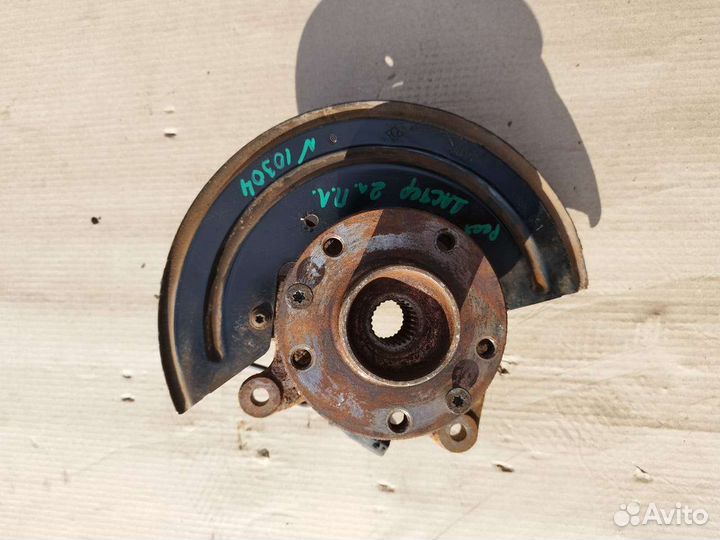 Передний левый поворотный кулак Renault Duster